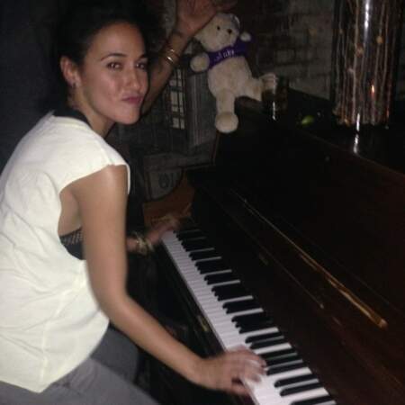 Le saviez-vous ? Emmanuelle Chriqui joue au piano.