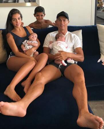 Photo de famille pour CR7, qui prend la pose avec ses jumeaux, son fils et sa copine Georgina Rodriguez 
