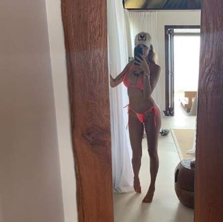 Un peu de sexy avant de nous quitter ? Selfie en bikini pour sa compagne Nabilla. 