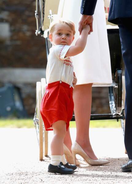 Trop mignon, le petit prince George ! Celui qui fêtera ses 2 ans le 22 juillet portait les habits de papa. 