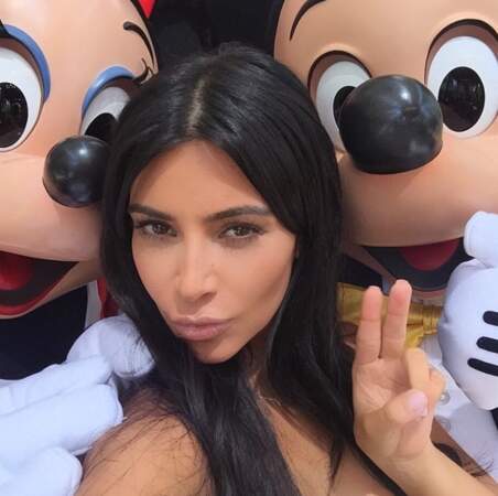 On rigole, on rigole, mais vous avez déjà essayé d'entrer sur un selfie AVEC Mickey et Minnie ? Mission impossible.