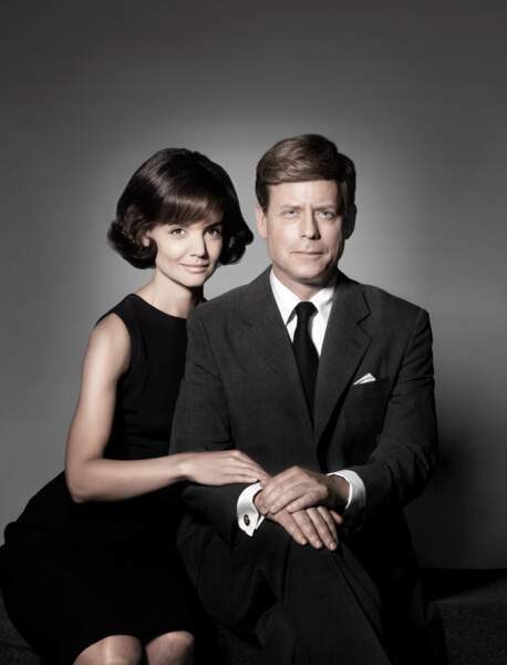 Dans la mini-série Les Kennedy, Greg Kinnear et Katie Holmes incarnent JFK et Jackie Bouvier 