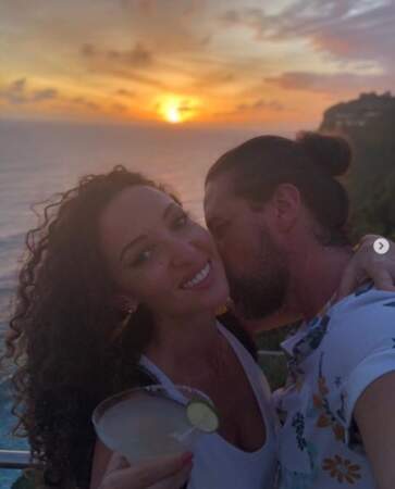 Selfie collé serré pour Emmanuelle Rivassoux de Maison à vendre et son mari Gilles. 