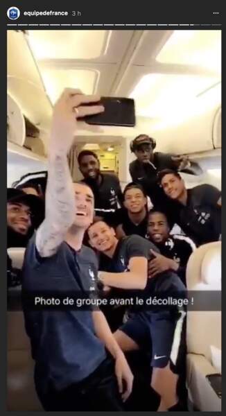 Antoine Griezmann a pris des photos de groupe dans l'avion