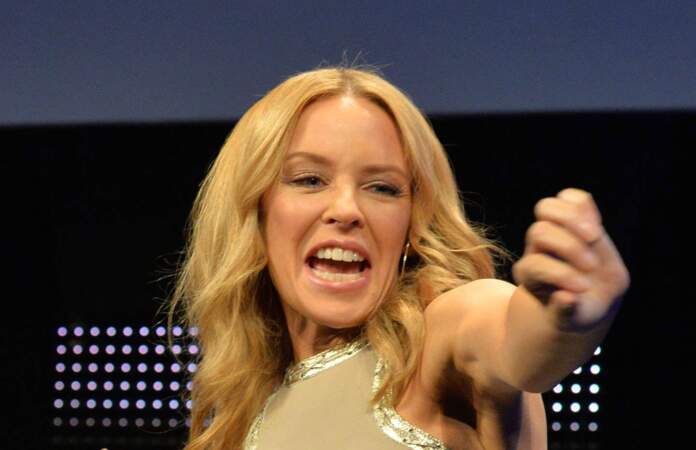 ... mais aussi avec Kylie Minogue qui déteste les cintres.