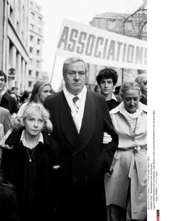 En 1979, elle défile dans les rues de Paris avec ses parents lors d'une manifestation anti-avortement 