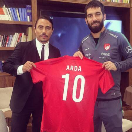 Ce qui ne l'empêche pas de fréquenter son compatriote turc du FC Barcelone, Arda Turan