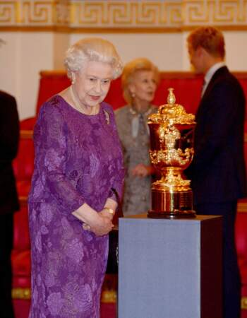 La reine n'a pas une aussi belle coupe parmi les joyaux de la couronne !