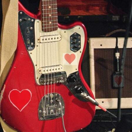 Thomas Dutronc fait une déclaration d'amour à sa guitare, qu'il couvre de coeurs 