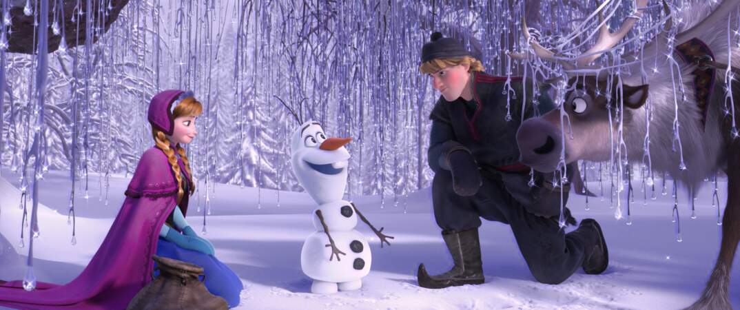 Anna et Kristoff entourent Olaf, le sympathique bonhomme de neige de La Reine des Neiges (2013)