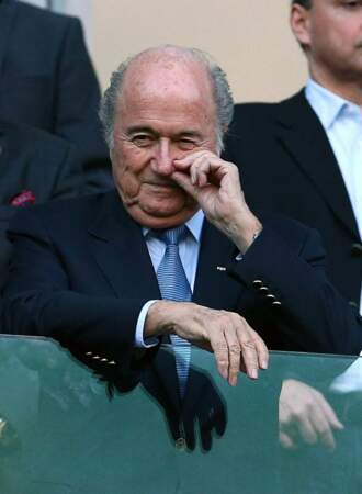 Pendant ce temps, dans les tribunes, le président de la FIFA Sepp Blatter montre qu'il a du nez