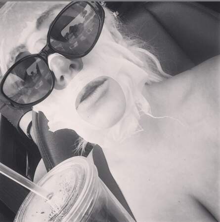 Lady Gaga veut absolument partager avec nous ses masques beauté. 