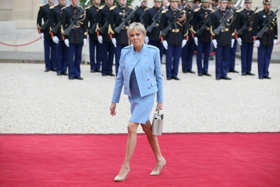 Toute de bleu vêtue, elle fait ses premiers pas en tant que Première dame, le 14 mai