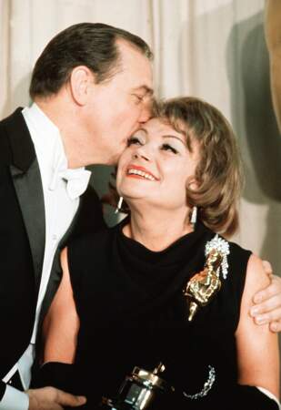 La voici avec son Oscar en 1965, bisoutée par l'acteur Karl Malden