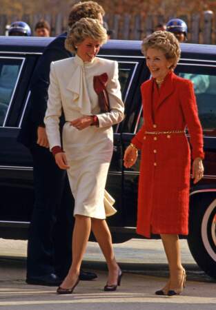 En compagnie de Nancy Reagan, Diana décontractée dans un tailleur blanc très élégant qui lui va comme un gant