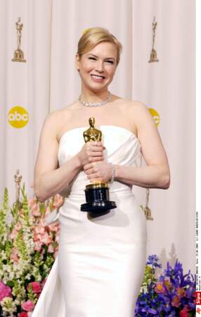 Très fière de son Oscar qu'elle ne lâche plus pour "Retour à Cold Mountain" (2004)