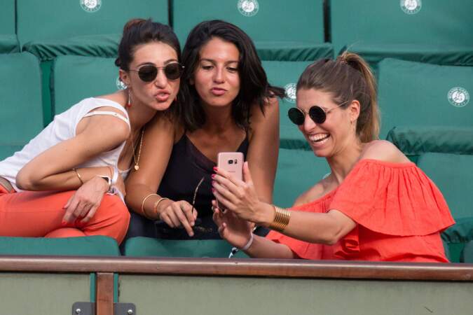 Laury Thilleman plus intéressée par les selfies entre copines que par la partie !