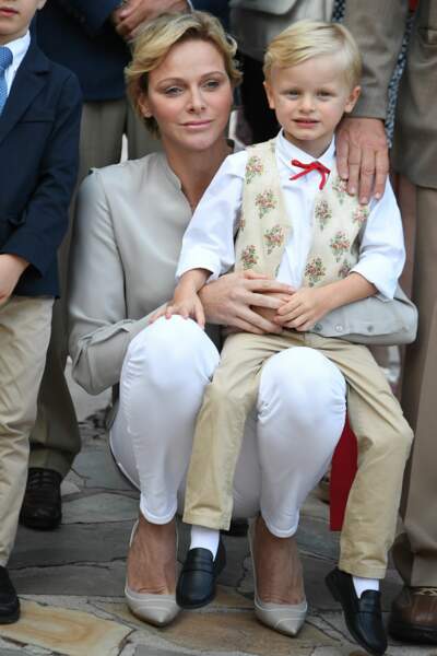 Le prince Jacques bien content de trôner sur les genoux de la princesse Charlène de Monaco