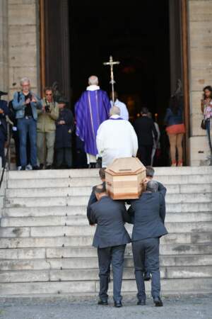 Le cercueil du réalisateur entre dans l'église Saint Sulpice