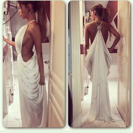 Sculpturale en blanc, Nabilla est divine dans cette robe très échancrée...