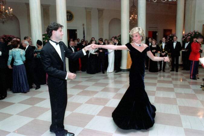 Pour danser avec John Travolta à la Maison Blanche, une robe de velours bleu nuit signée Victor Edelstein suffit