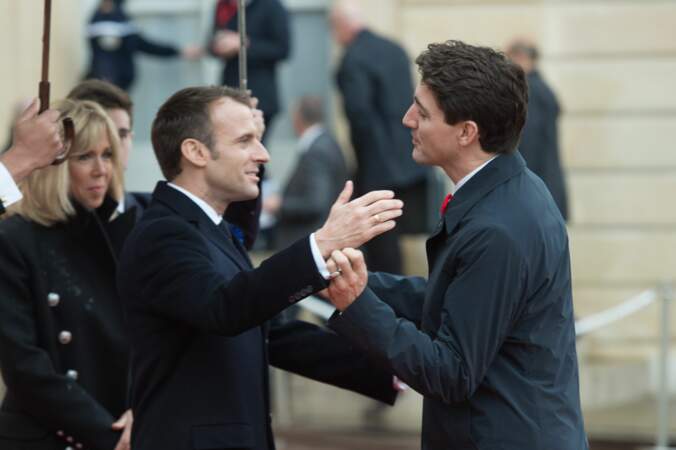 Retrouvailles chaleureuses entre Emmanuel Macron et Justin Trudeau sur le perron de l'Elysée