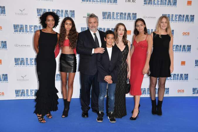 Luc Besson en famille, avec son épouse Virginie Silla et leurs enfants