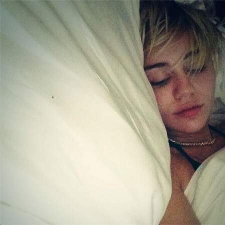 Pendant ce temps, Miley Cyrus préfère dormir 