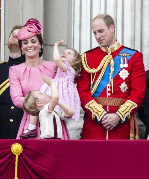 La princesse Charlotte et le prince George passionnés par les avions qui voilent au-dessus de Buckingham