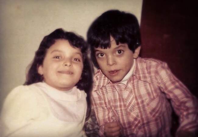 Voici Rachid Badouri et sa petite sœur Louisa. 
