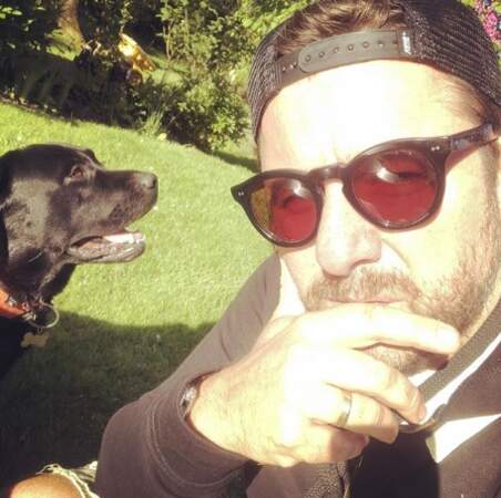 Des animaux et des hommes : selfie canin pour Bruno Guillon. 