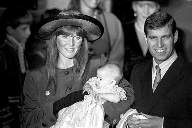 Décembre 1988, Béatrice, première fille du prince Andrew et de Sarah Ferguson entre dans la lumière