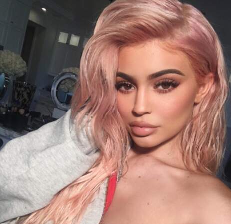Kylie Jenner, elle, a opté pour des cheveux rose pastel. 