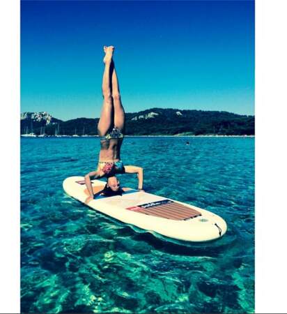 Et hop : yoga + surf, qui dit mieux ? 