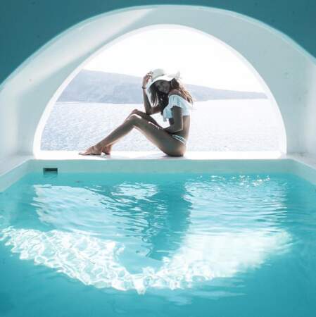 On est trop jaloux de Josephine Skriver et sa piscine privée à Mykonos. Dans sa chambre, oui. 