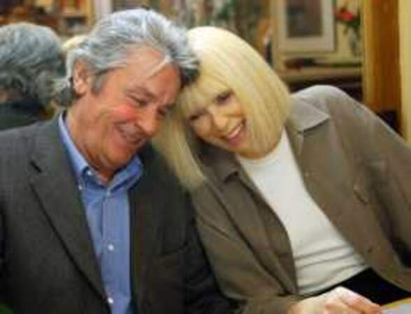 Dans la série Frank Riva (2003-2004), Alain Delon retrouve sa Mireille Darc sur France 2