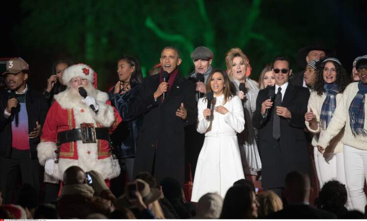 Pendant ce temps, Barack chante avec Chance the Rapper, le Père Noël et Eva Longoria