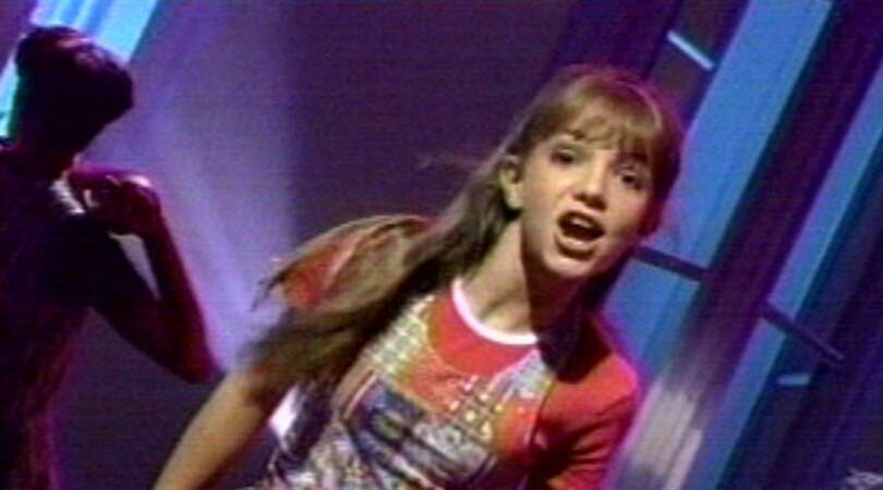 En 1992, Britney Spears fait ses débuts de chanteuse à 11 ans au Mickey Mouse Club.