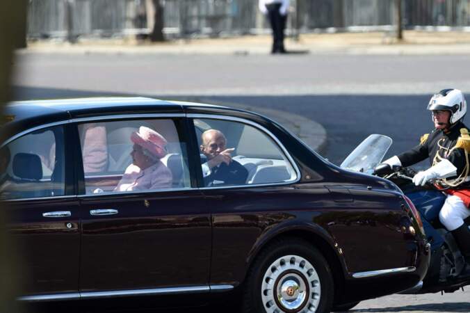 En voiture, Elisabeth II et son époux, le duc d'Edimbourg. Celui-ci semble distrait... 
