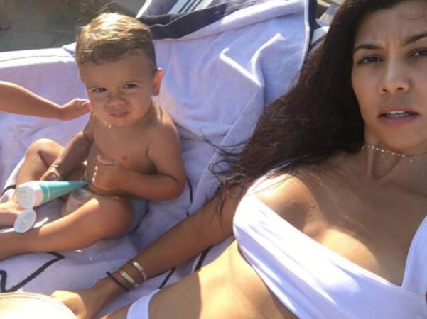 Kourtney Kardashian a réquisitionné son fils pour lui passer de la crème solaire.