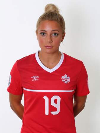 On commence par le pays hôte, le Canada, et son attaquante de pointe, la belle Adriana Leon