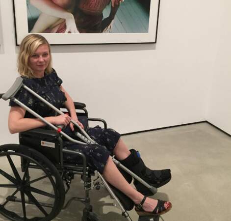 Et pour Kirsten Dunst, c'est simple : poussez son fauteuil roulant au musée. Trop aimable. 