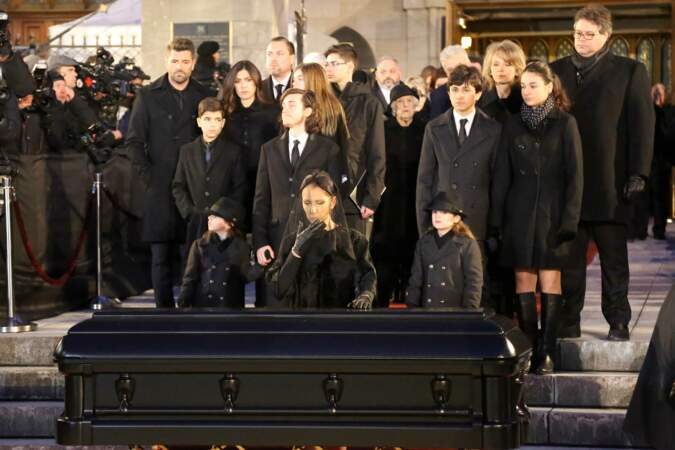 Face au cercueil de René Angélil, elle n'a pas pu retenir ses larmes