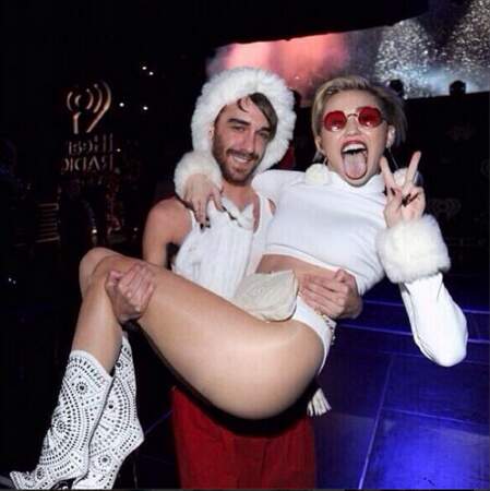 L'année de Miley Cyrus en images : bourrée dans les bras du Père-Noël