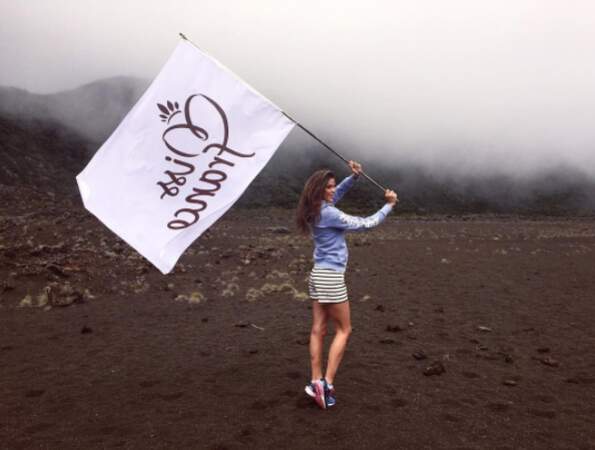 Et Iris Mittenaere a représenté sa team avec un drapeau à l'envers à La Réunion. Oups. 