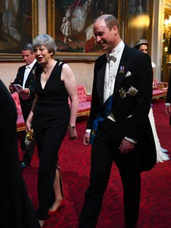 Le prince William en pleine conversation avec Theresa May, Premier Ministre sur le départ