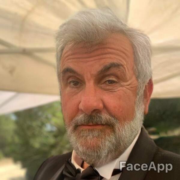 Barbe grise et cheveux blancs, Laurent Ournac vieillit bien !