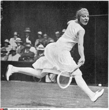 Six fois vainqueur en simple entre 1920 et 1926, Suzanne Lenglen est la reine sur terre battue