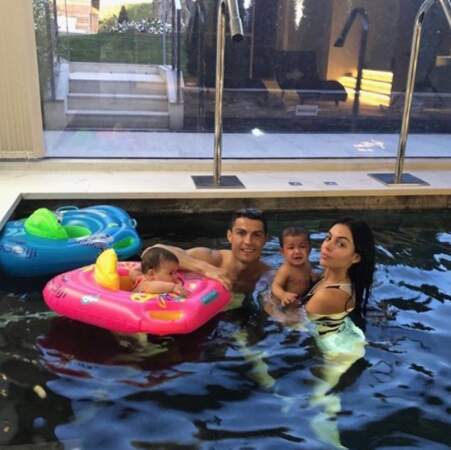 Cristiano Ronaldo, Georgina Rodriguez et deux de leurs enfants ont fait trempette. 