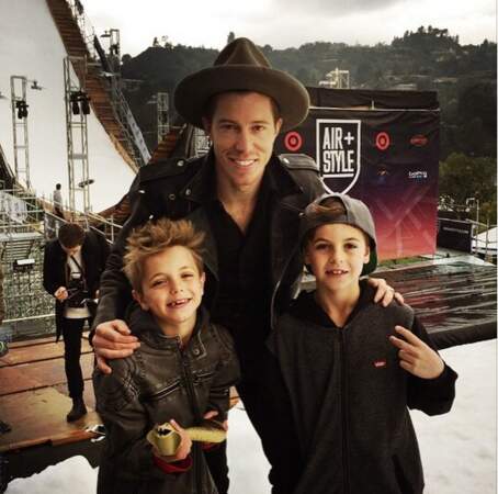 Qui sont ces adorables enfants à côtés du snowboarder Shaun White ? 